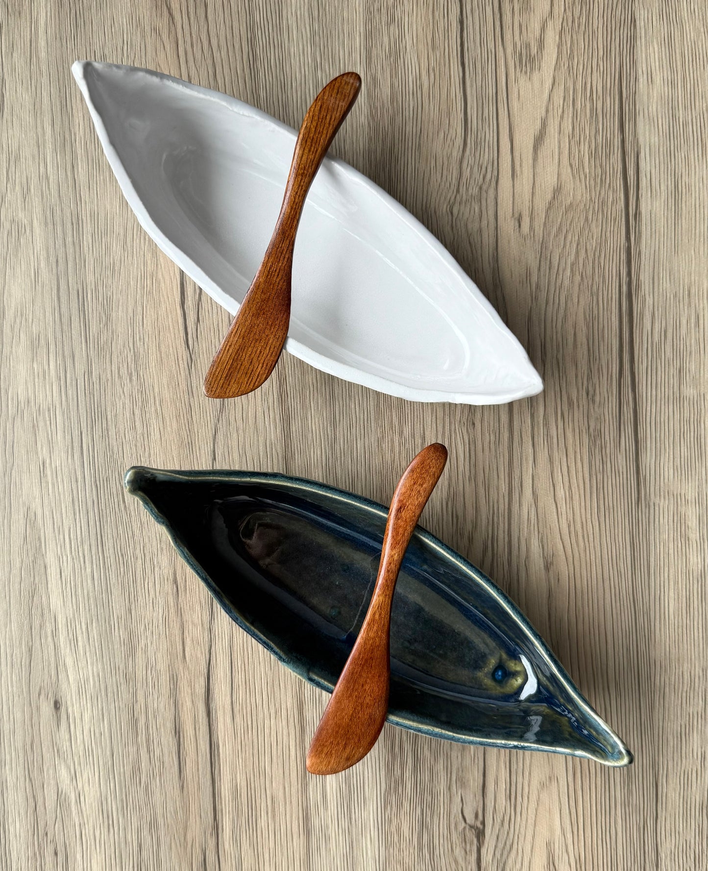 Stoneware dip Canoe