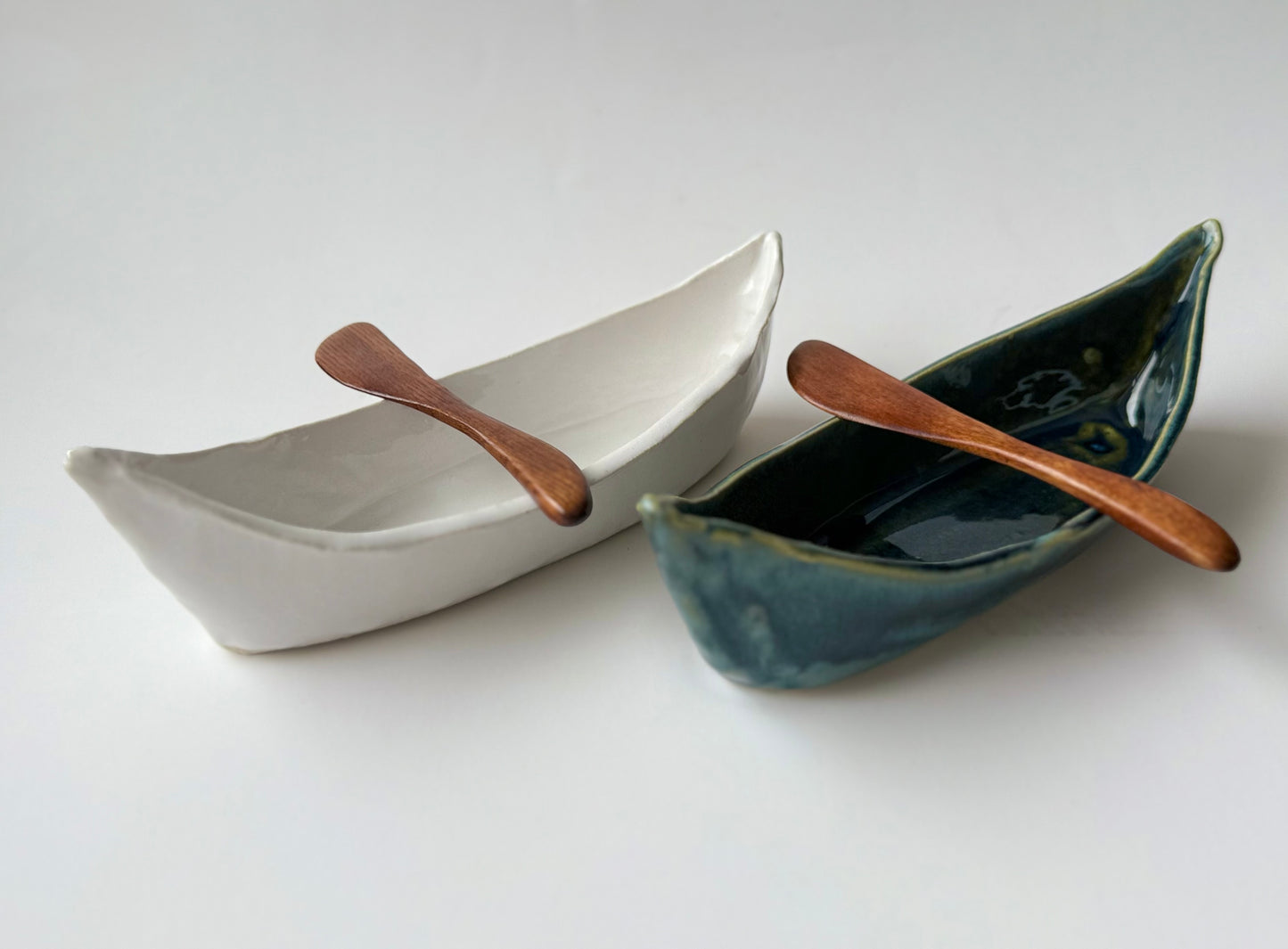 Stoneware dip Canoe